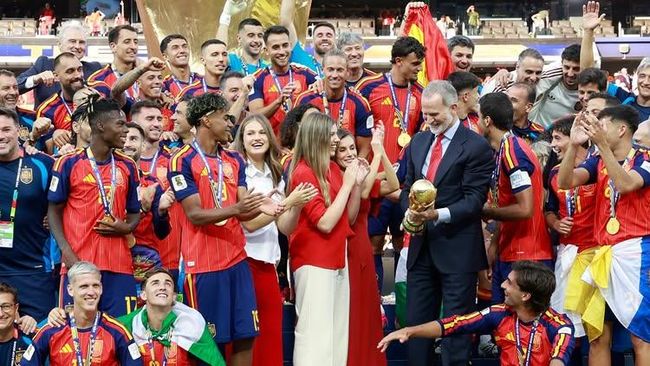 Rayakan Kemenangan Spanyol, Raja Felipe Vi Peluk Pemain Dan Ikut Angkat Trofi Piala Dunia