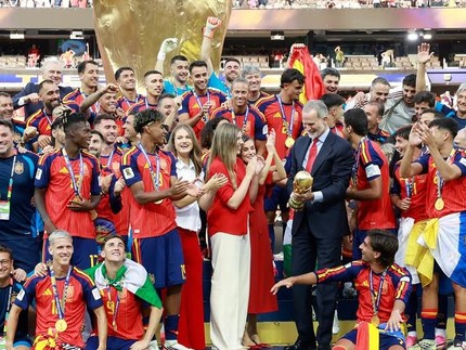 Rayakan Kemenangan Spanyol, Raja Felipe VI Peluk Pemain & Ikut Angkat Trofi Piala Dunia