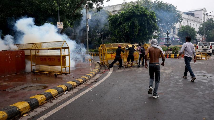 Ricuh pendukung partai kecoa saat demonstrasi menuntut pengunduran diri Menteri Pendidikan Dharmendra Pradhan lantaran kebocoran kertas ujian, dekat Jantar Mantar, New Delhi, India, Senin (20/7/2026). (REUTERS/Anushree Fadnavis)