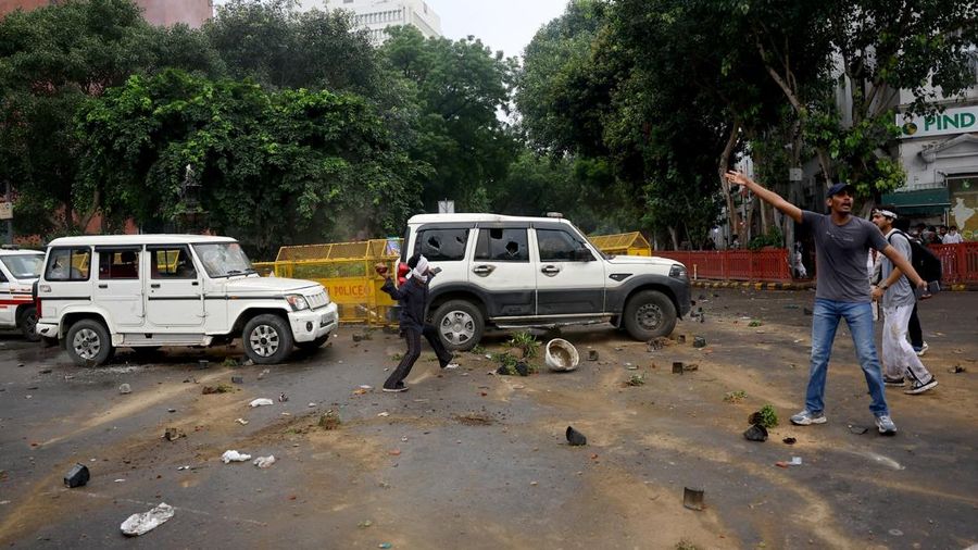 Ricuh pendukung partai kecoa saat demonstrasi menuntut pengunduran diri Menteri Pendidikan Dharmendra Pradhan lantaran kebocoran kertas ujian, dekat Jantar Mantar, New Delhi, India, Senin (20/7/2026). (REUTERS/Anushree Fadnavis)