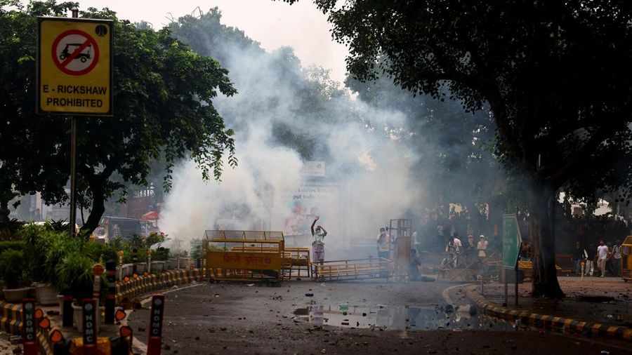 Ricuh pendukung partai kecoa saat demonstrasi menuntut pengunduran diri Menteri Pendidikan Dharmendra Pradhan lantaran kebocoran kertas ujian, dekat Jantar Mantar, New Delhi, India, Senin (20/7/2026). (REUTERS/Anushree Fadnavis)
