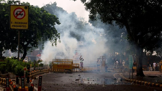 Demo Pemuda Menuju Parlemen, Polisi Tembak Gas Air Mata dan Meriam Air