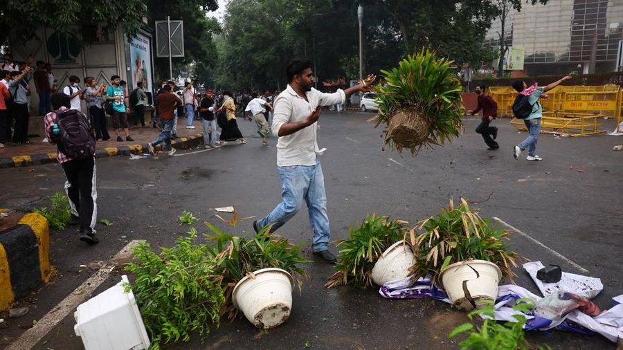 Ricuh pendukung partai kecoa saat demonstrasi menuntut pengunduran diri Menteri Pendidikan Dharmendra Pradhan lantaran kebocoran kertas ujian, dekat Jantar Mantar, New Delhi, India, Senin (20/7/2026). (REUTERS/Anushree Fadnavis)