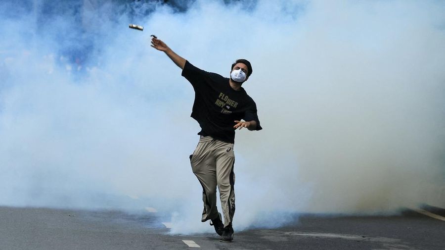 Ricuh pendukung partai kecoa saat demonstrasi menuntut pengunduran diri Menteri Pendidikan Dharmendra Pradhan lantaran kebocoran kertas ujian, dekat Jantar Mantar, New Delhi, India, Senin (20/7/2026). (REUTERS/Anushree Fadnavis)