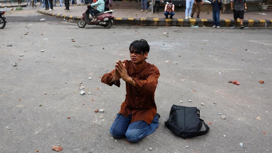 Ricuh pendukung partai kecoa saat demonstrasi menuntut pengunduran diri Menteri Pendidikan Dharmendra Pradhan lantaran kebocoran kertas ujian, dekat Jantar Mantar, New Delhi, India, Senin (20/7/2026). (REUTERS/Anushree Fadnavis)