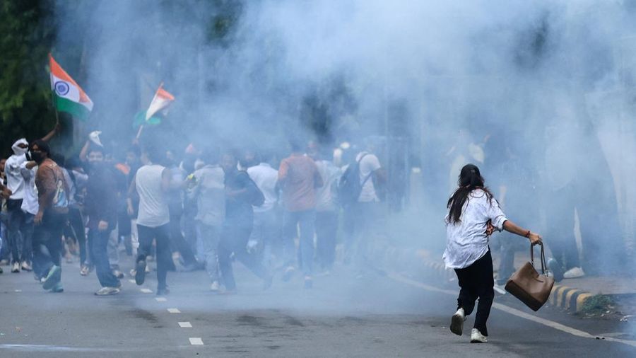 Ricuh pendukung partai kecoa saat demonstrasi menuntut pengunduran diri Menteri Pendidikan Dharmendra Pradhan lantaran kebocoran kertas ujian, dekat Jantar Mantar, New Delhi, India, Senin (20/7/2026). (REUTERS/Adnan Abidi)