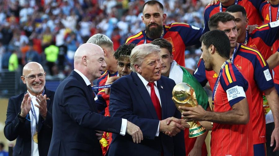 Rodri menerima trofi Piala Dunia FIFA 2026 dari Presiden FIFA Gianni Infantino dan Presiden AS Donald Trump setelah Spanyol memastikan gelar juara bumi di New York/New Jersey Stadium, East Rutherford, New Jersey, Amerika Serikat, Minggu (19/7/2026).