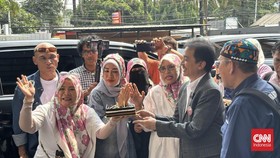 Sejumlah emak-emak yang merupakan pendukung Roy Suryo memberikan kejutan ulang tahun untuk pakar telematika itu jelang sidang putusan praperadilan di Pengadilan Negeri Jakarta Selatan, Senin (20/7).