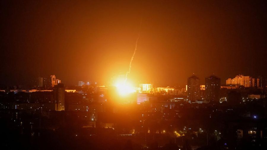 Sebuah ledakan menerangi langit di atas kota selama serangan rudal dan pesawat tak berawak Rusia, di tengah serangan Rusia terhadap Ukraina, di Kyiv, Ukraina, 19 Juli 2026. (REUTERS/Gleb Garanich)