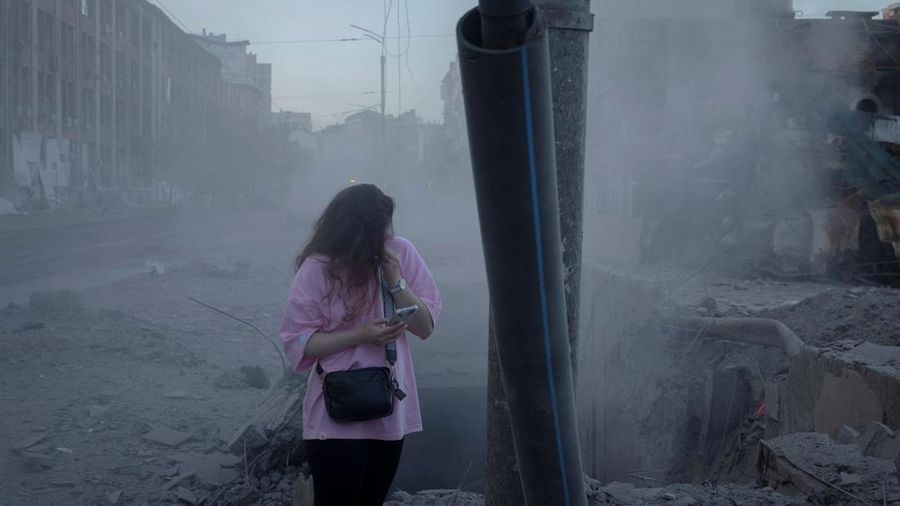 Seorang wanita berdiri di tengah reruntuhan setelah serangan rudal Rusia sepanjang malam, di tengah serangan Rusia terhadap Ukraina, di Kyiv, Ukraina, 19 Juli 2026.