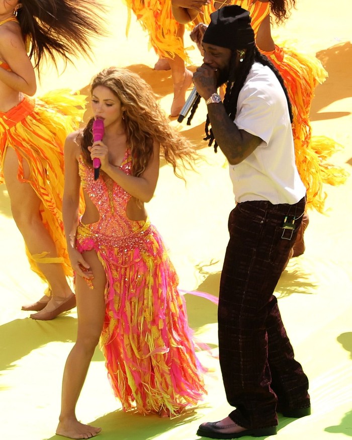Shakira dan Burna Boy di Halftime Show Piala Dunia 2026