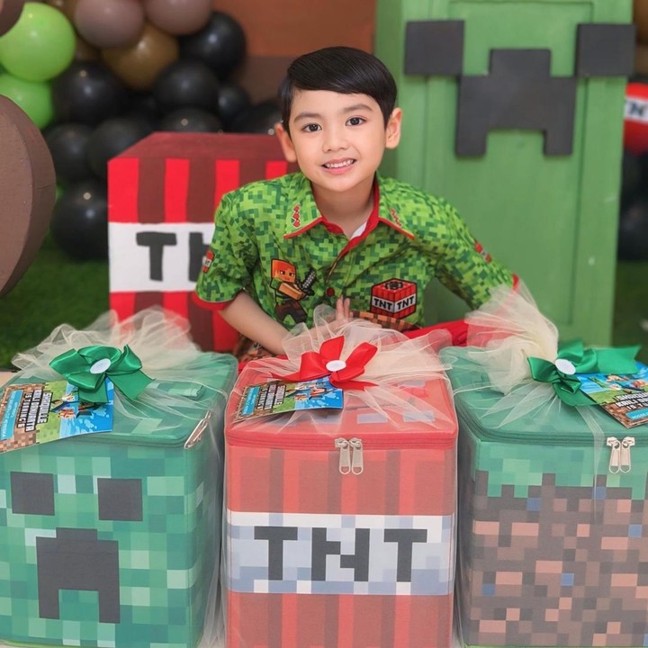 <p>Meski terlihat sederhana, pesta ulang tahun ini berhasil membuat Shaquille tersenyum bahagia. Kebahagiaan pun berlanjut setelah Shaquille meniup lilin di kue ulang tahunnya. Bocah enam tahun ini melanjutkan acara dengan membuka kado-kado, sambil ditemani oleh keluarganya. (Foto: Instagram @cutratumeyriska)</p>