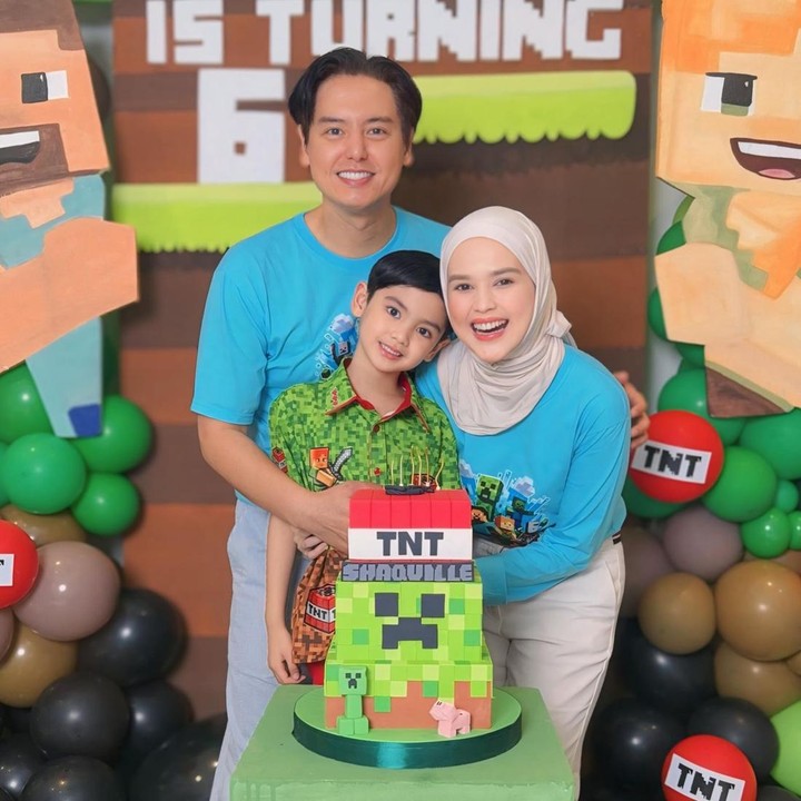 <p>Melalui unggahan di Instagram, Cut Meyriska dan Roger membagikan momen perayaan ulang tahun Shaquille. Di ulang tahun Shaquille ini, Cut Meyriska dan suami kompak mengenakan baju bernuansa warna biru muda. (Foto: Instagram @cutratumeyriska)</p>
