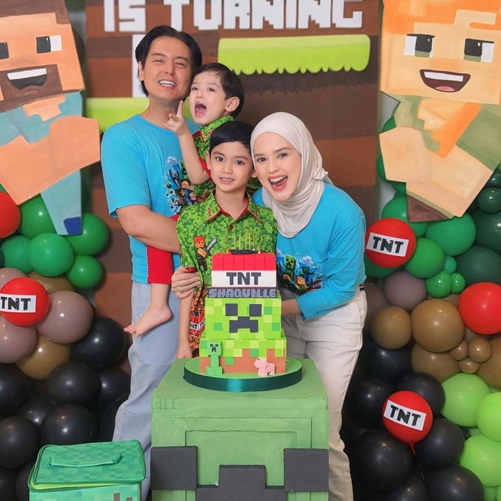 <p>Cut Meyriska dan Roger menuliskan ucapan manis untuk sang putra di hari ulang tahunnya. Keduanya juga menuliskan doa untuk Shaquille. "Selamat ulang tahun ke-6, @shaquillekailidanuarta. Teruslah bersinar, teruslah tersenyum, dan semoga Allah membimbing dan melindungimu di setiap langkah. Kami sangat menyayangimu," tulis keduanya. (Foto: Instagram @cutratumeyriska)</p>