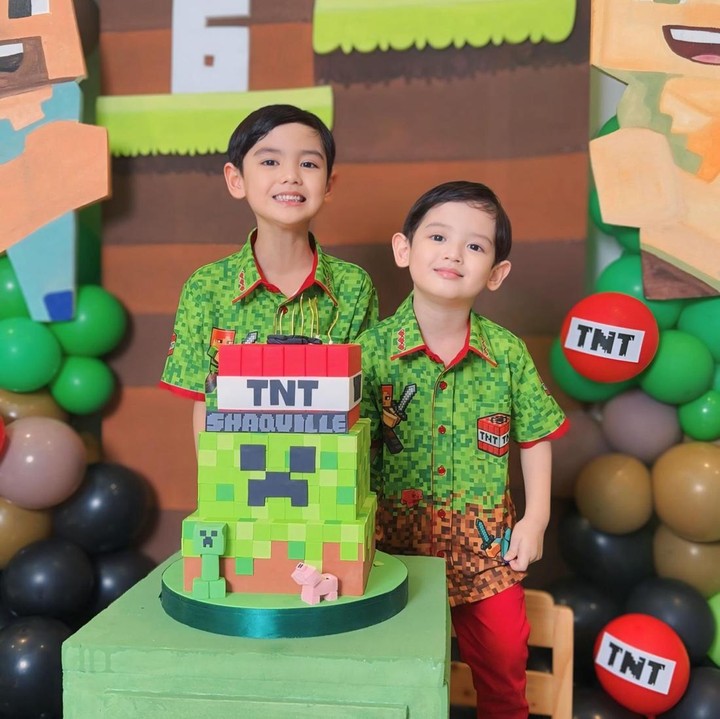 <p>Cut Meyriska dan Roger menggunakan dekorasi bertema <em>game Minecraft</em> di pesta ulang tahun putra pertamanya ini, Bunda. Untuk melengkapi kemeriahan acara, Shaquille dan adiknya Jourell kompak memakai kemeja berwarna hijau dan cokelat, dengan gambar karakter <em>Minecraft</em>. (Foto: Instagram @cutratumeyriska)</p>