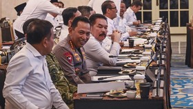 Kapolri Jenderal Polisi Listyo Sigit Prabowo (kedua kiri) bersama Jaksa Agung ST Burhanuddin (ketiga kiri) bersiap mengikuti Sidang Kabinet Paripurna di Kantor Presiden, Istana Negara, Jakarta, Senin (20/7/2026). Sidang kabinet paripurna tersebut unt