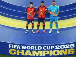 Soccer Football - FIFA World Cup 2026 - Final - Spain v Argentina - New York/New Jersey Stadium, East Rutherford, New Jersey, U.S. - July 19, 2026 Spain's Rodri celebrates on the podium after winning the Golden Ball with Golden Glove winner Unai Simo