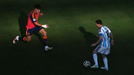 Soccer Football - FIFA World Cup 2026 - Final - Spain v Argentina - New York/New Jersey Stadium, East Rutherford, New Jersey, U.S. - July 19, 2026 Argentina's Lionel Messi in action with Spain's Pau Cubarsi IMAGN IMAGES via Reuters/James Lang