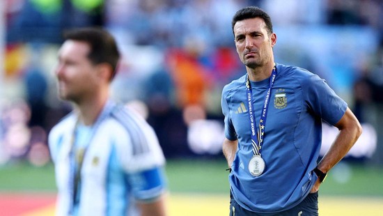 Soccer Football - FIFA World Cup 2026 - Final - Spain v Argentina - New York/New Jersey Stadium, East Rutherford, New Jersey, U.S. - July 19, 2026 Argentina coach Lionel Scaloni looks dejected after losing the World Cup final REUTERS/Agustin Marcaria