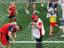 Soccer Football - FIFA World Cup 2026 - Final - Spain v Argentina - New York/New Jersey Stadium, East Rutherford, New Jersey, U.S. - July 19, 2026 Spain's Aymeric Laporte cuts the goal net with scissors after the trophy presentation as Spain win the