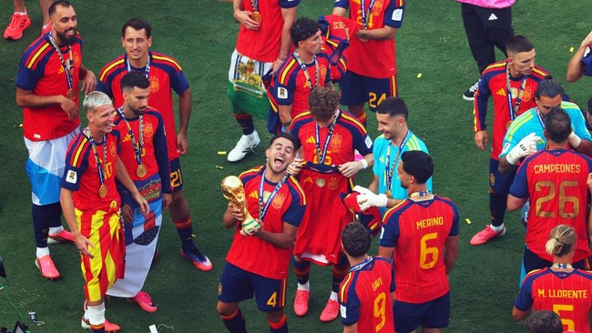 Soccer Football - FIFA World Cup 2026 - Final - Spain v Argentina - New York/New Jersey Stadium, East Rutherford, New Jersey, U.S. - July 19, 2026 Spain's Eric Garcia celebrates with the World Cup trophy after the match REUTERS/Mike Segar