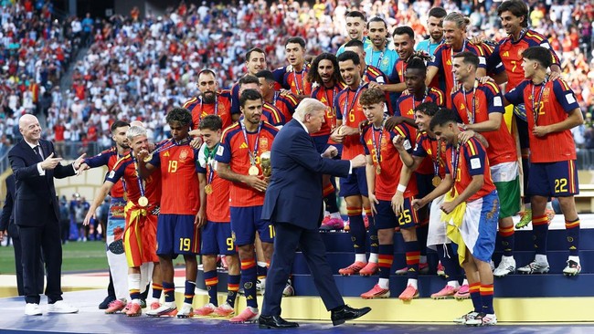 Soccer Football - FIFA World Cup 2026 - Final - Spain v Argentina - New York/New Jersey Stadium, East Rutherford, New Jersey, U.S. - July 19, 2026 U.S. President Donald Trump alongside Spain players during the trophy presentation REUTERS/Lee Smith