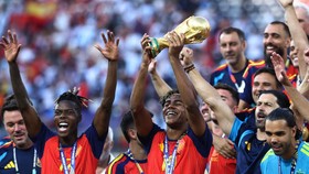 Soccer Football - FIFA World Cup 2026 - Final - Spain v Argentina - New York/New Jersey Stadium, East Rutherford, New Jersey, U.S. - July 19, 2026 Spain's Lamine Yamal lifts the World Cup trophy alongside teammates as they celebrate winning the World