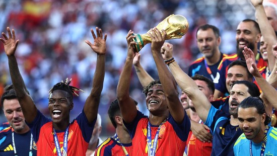 Soccer Football - FIFA World Cup 2026 - Final - Spain v Argentina - New York/New Jersey Stadium, East Rutherford, New Jersey, U.S. - July 19, 2026 Spain's Lamine Yamal lifts the World Cup trophy alongside teammates as they celebrate winning the World