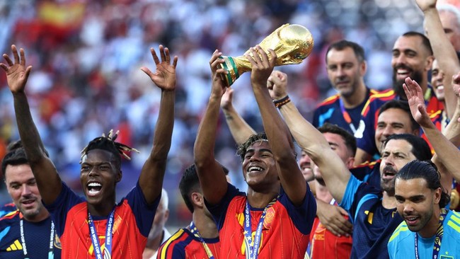 Soccer Football - FIFA World Cup 2026 - Final - Spain v Argentina - New York/New Jersey Stadium, East Rutherford, New Jersey, U.S. - July 19, 2026 Spain's Lamine Yamal lifts the World Cup trophy alongside teammates as they celebrate winning the World
