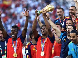 Soccer Football - FIFA World Cup 2026 - Final - Spain v Argentina - New York/New Jersey Stadium, East Rutherford, New Jersey, U.S. - July 19, 2026 Spain's Lamine Yamal lifts the World Cup trophy alongside teammates as they celebrate winning the World