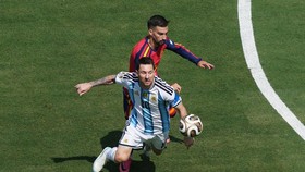 Soccer Football - FIFA World Cup 2026 - Final - Spain v Argentina - New York/New Jersey Stadium, East Rutherford, New Jersey, U.S. - July 19, 2026 Argentina's Lionel Messi in action with Spain's Alex Baena IMAGN IMAGES via Reuters/James Lang