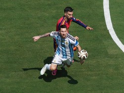 Soccer Football - FIFA World Cup 2026 - Final - Spain v Argentina - New York/New Jersey Stadium, East Rutherford, New Jersey, U.S. - July 19, 2026 Argentina's Lionel Messi in action with Spain's Alex Baena IMAGN IMAGES via Reuters/James Lang