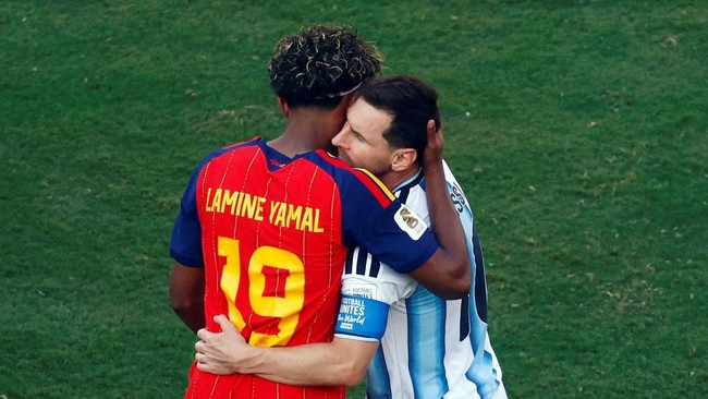 Soccer Football - FIFA World Cup 2026 - Final - Spain v Argentina - New York/New Jersey Stadium, East Rutherford, New Jersey, U.S. - July 19, 2026 Spain's Lamine Yamal and Argentina's Lionel Messi embrace after the match as Spain win the World Cup RE