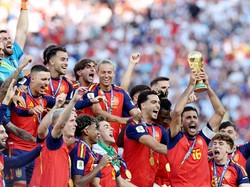 Soccer Football - FIFA World Cup 2026 - Final - Spain v Argentina - New York/New Jersey Stadium, East Rutherford, New Jersey, U.S. - July 19, 2026 Spain's Rodri lifts the World Cup trophy alongside teammates as they celebrate winning the World Cup RE