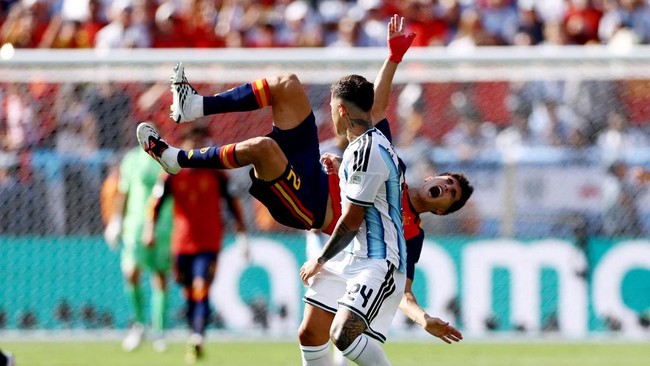 Soccer Football - FIFA World Cup 2026 - Final - Spain v Argentina - New York/New Jersey Stadium, East Rutherford, New Jersey, U.S. - July 19, 2026 Argentina's Enzo Fernandez fouls Spain's Pau Cubarsi before being shown a red card REUTERS/Lee Smith