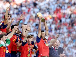 Soccer Football - FIFA World Cup 2026 - Final - Spain v Argentina - New York/New Jersey Stadium, East Rutherford, New Jersey, U.S. - July 19, 2026 Spain's Rodri lifts the World Cup trophy alongside teammates as they celebrate winning the World Cup RE
