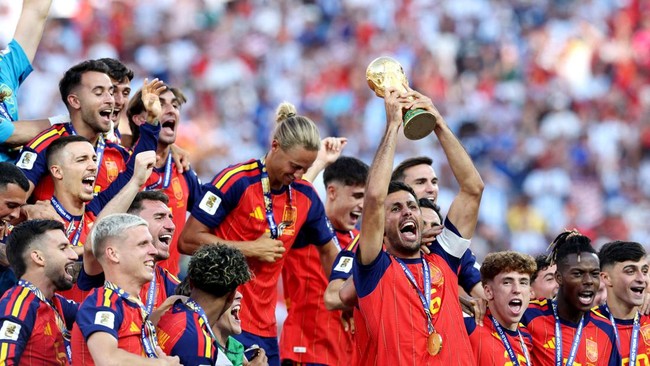 Soccer Football - FIFA World Cup 2026 - Final - Spain v Argentina - New York/New Jersey Stadium, East Rutherford, New Jersey, U.S. - July 19, 2026 Spain's Rodri lifts the World Cup trophy alongside teammates as they celebrate winning the World Cup RE