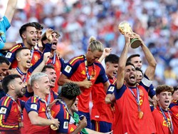 Soccer Football - FIFA World Cup 2026 - Final - Spain v Argentina - New York/New Jersey Stadium, East Rutherford, New Jersey, U.S. - July 19, 2026 Spain's Rodri lifts the World Cup trophy alongside teammates as they celebrate winning the World Cup RE