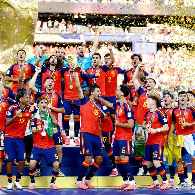 Soccer Football - FIFA World Cup 2026 - Final - Spain v Argentina - New York/New Jersey Stadium, East Rutherford, New Jersey, U.S. - July 19, 2026 Spain's Rodri lifts the trophy with teammates after winning the World Cup REUTERS/Kai Pfaffenbach