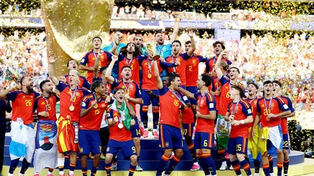 Soccer Football - FIFA World Cup 2026 - Final - Spain v Argentina - New York/New Jersey Stadium, East Rutherford, New Jersey, U.S. - July 19, 2026 Spain's Rodri lifts the trophy with teammates after winning the World Cup REUTERS/Kai Pfaffenbach