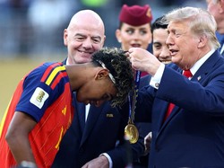 Soccer Football - FIFA World Cup 2026 - Final - Spain v Argentina - New York/New Jersey Stadium, East Rutherford, New Jersey, U.S. - July 19, 2026 Spain's Lamine Yamal receives his winners medal from U.S. President Donald Trump during the trophy pres