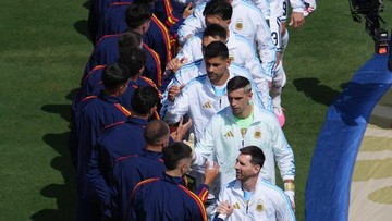 Berita Olahraga Terkini CNN Sport : Satu Pemain Argentina Tidak Balik Badan saat Spanyol Angkat Trofi