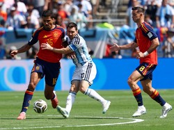 Soccer Football - FIFA World Cup 2026 - Final - Spain v Argentina - New York/New Jersey Stadium, East Rutherford, New Jersey, U.S. - July 19, 2026 Spain's Fabian Ruiz and Rodri in action with Argentina's Lionel Messi REUTERS/Kai Pfaffenbach