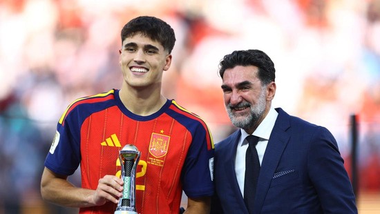 Soccer Football - FIFA World Cup 2026 - Final - Spain v Argentina - New York/New Jersey Stadium, East Rutherford, New Jersey, U.S. - July 19, 2026 Spain's Pau Cubarsi celebrates winning the FIFA Young Player award during the trophy presentation REUTE