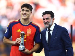 Soccer Football - FIFA World Cup 2026 - Final - Spain v Argentina - New York/New Jersey Stadium, East Rutherford, New Jersey, U.S. - July 19, 2026 Spain's Pau Cubarsi celebrates winning the FIFA Young Player award during the trophy presentation REUTE