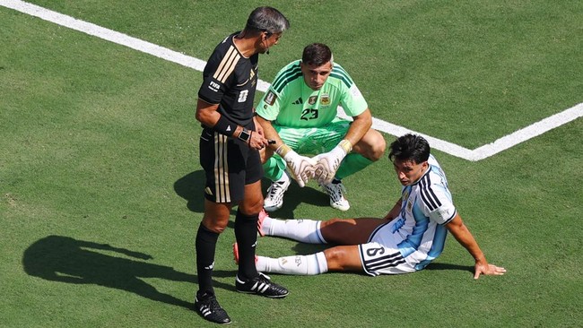 Soccer Football - FIFA World Cup 2026 - Final - Spain v Argentina - New York/New Jersey Stadium, East Rutherford, New Jersey, U.S. - July 19, 2026 Argentina's Lisandro Martinez, Argentina's Emiliano Martinez and referee Slavko Vincic REUTERS/Carlos B