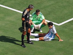 Soccer Football - FIFA World Cup 2026 - Final - Spain v Argentina - New York/New Jersey Stadium, East Rutherford, New Jersey, U.S. - July 19, 2026 Argentina's Lisandro Martinez, Argentina's Emiliano Martinez and referee Slavko Vincic REUTERS/Carlos B