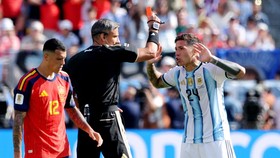 Soccer Football - FIFA World Cup 2026 - Final - Spain v Argentina - New York/New Jersey Stadium, East Rutherford, New Jersey, U.S. - July 19, 2026 Argentina's Enzo Fernandez is shown a red card by referee REUTERS/Amanda Perobelli