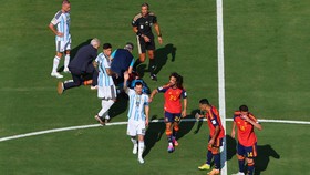 Soccer Football - FIFA World Cup 2026 - Final - Spain v Argentina - New York/New Jersey Stadium, East Rutherford, New Jersey, U.S. - July 19, 2026 Argentina's Lionel Messi reacts with Spain's Marc Cucurella after Enzo Fernandez is shown a red card RE