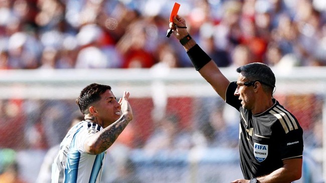 Soccer Football - FIFA World Cup 2026 - Final - Spain v Argentina - New York/New Jersey Stadium, East Rutherford, New Jersey, U.S. - July 19, 2026 Argentina's Enzo Fernandez is shown a red card by referee Slavko Vincic REUTERS/Lee Smith